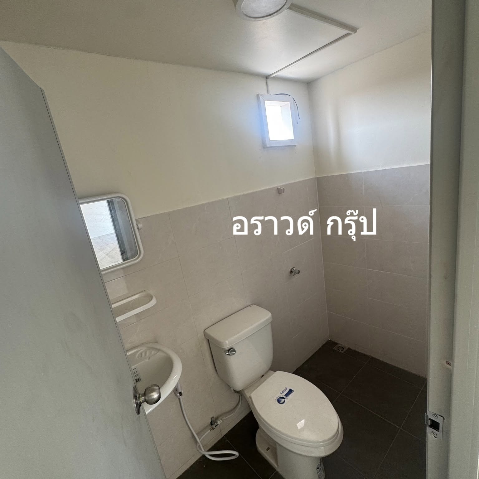 ภาพผลงานเต็มหน้าจอ: ตู้คอนเทนเนอร์ดัดแปลงพร้อมห้องน้ำและพื้นที่ใช้งาน